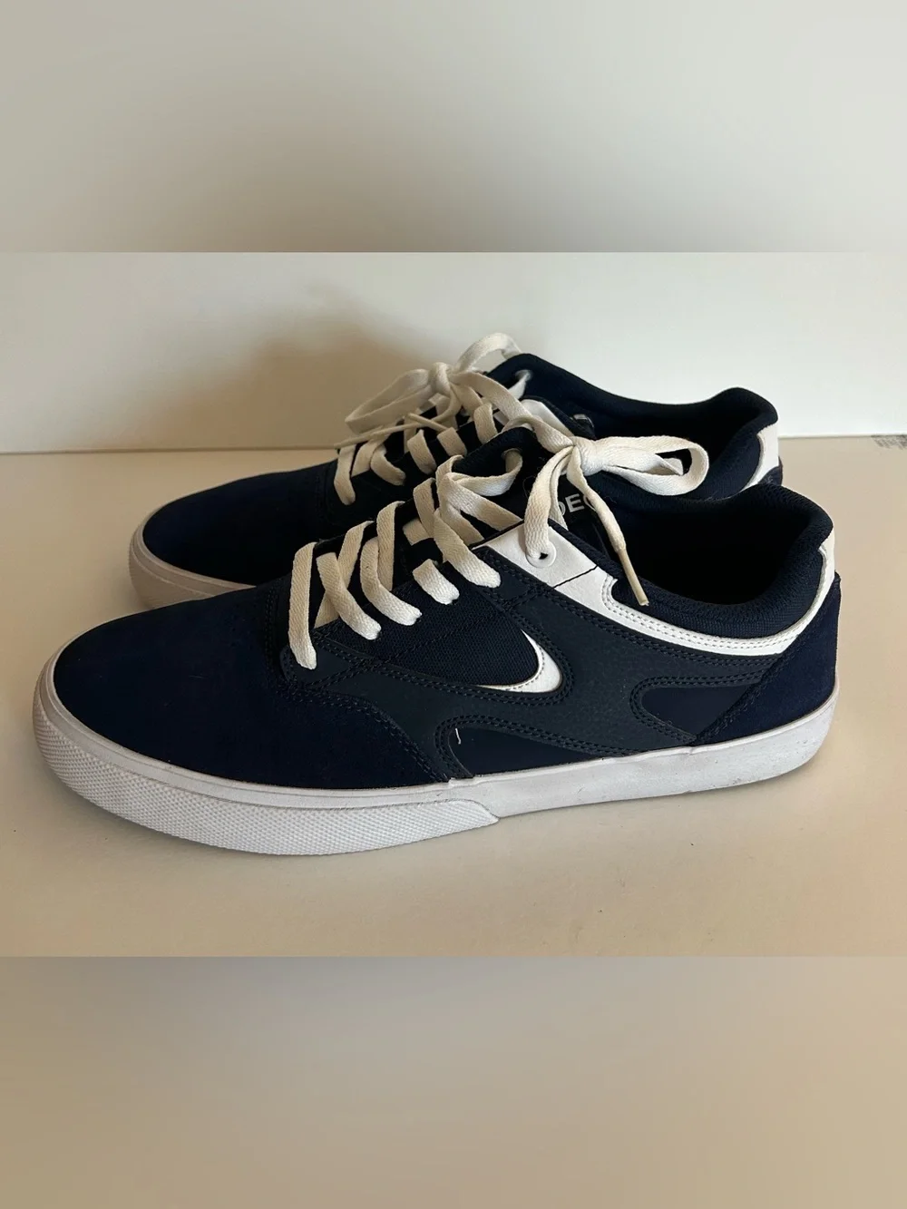 DC Kalis Vulc S Navy and White Low-Top Skate Sneakers